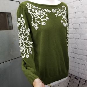 Feminine olive green leight sweater with white embroidery size medium